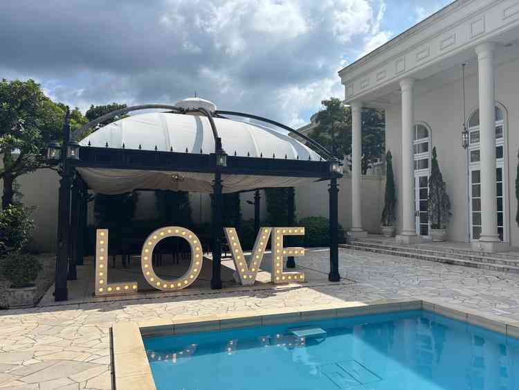 プールガーデンは涼やかで透明感が増して綺麗であった。