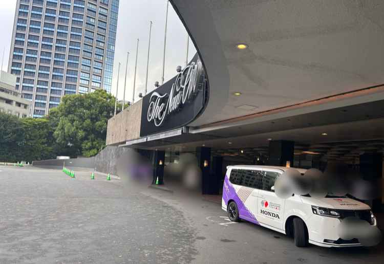 正面入口。こちらで写真を撮ることも可能とのこと。