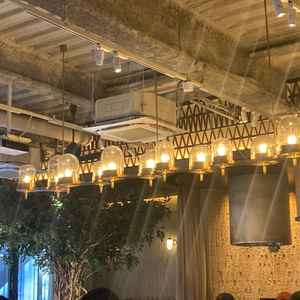 電灯と高砂部分にすることが多いという木のオブジェのようなもの。