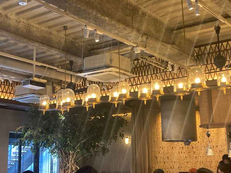 電灯と高砂部分にすることが多いという木のオブジェのようなもの。