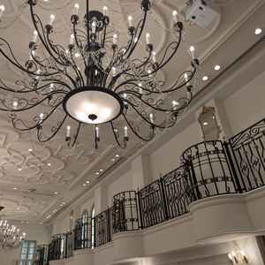 披露宴会場。白を基調としていてシャンデリアも豪華