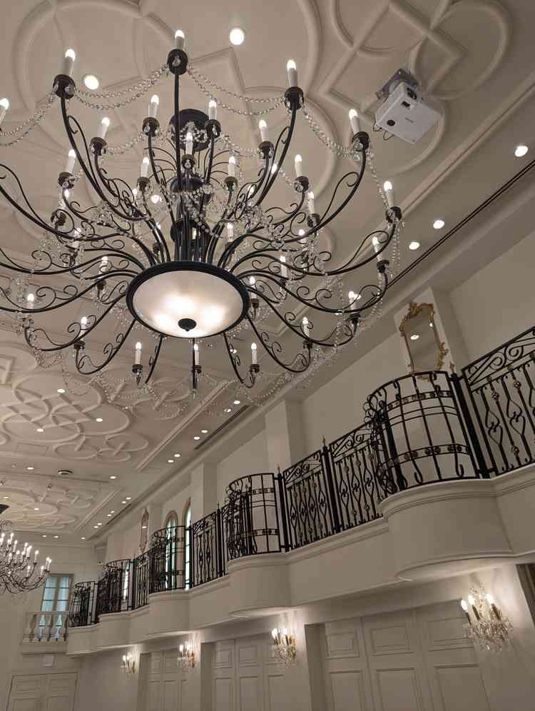 披露宴会場。白を基調としていてシャンデリアも豪華