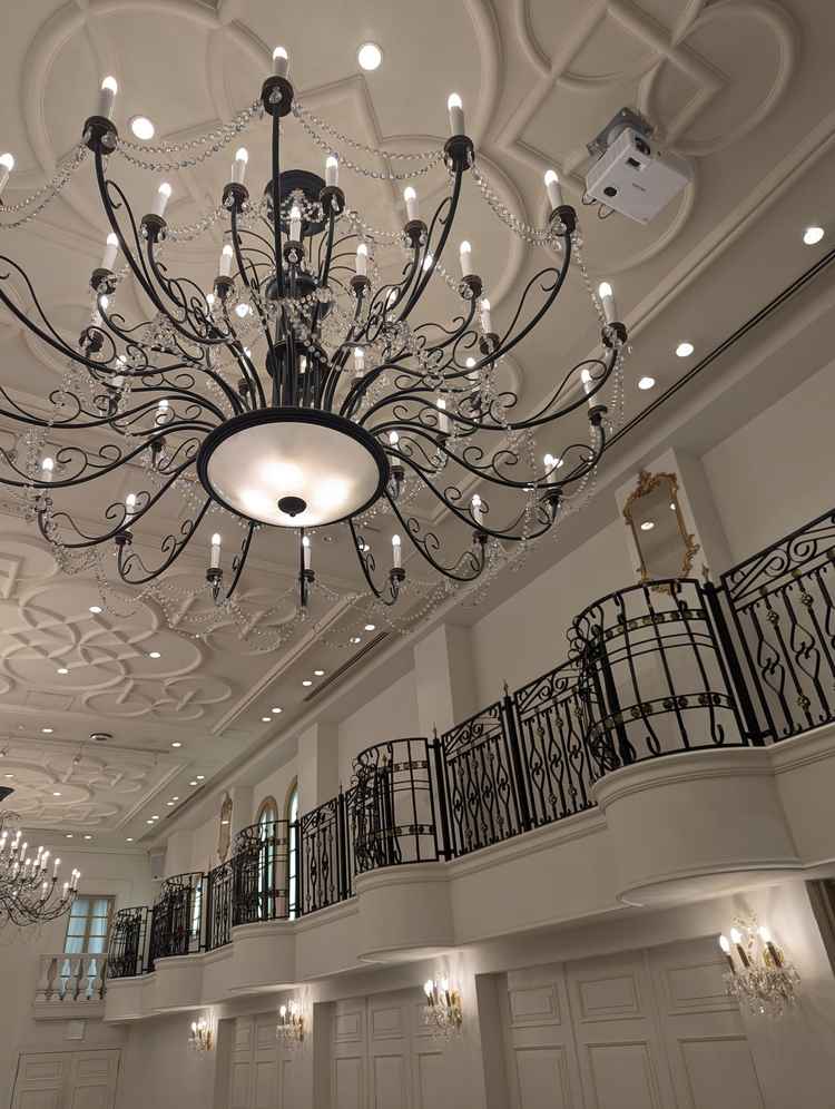 披露宴会場。白を基調としていてシャンデリアも豪華