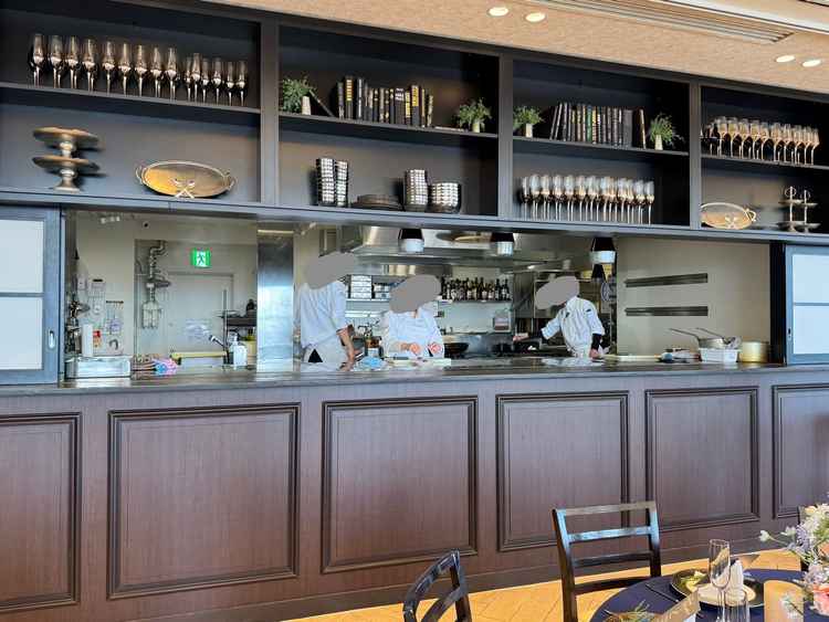 披露宴会場から見えるカウンターキッチンの様子