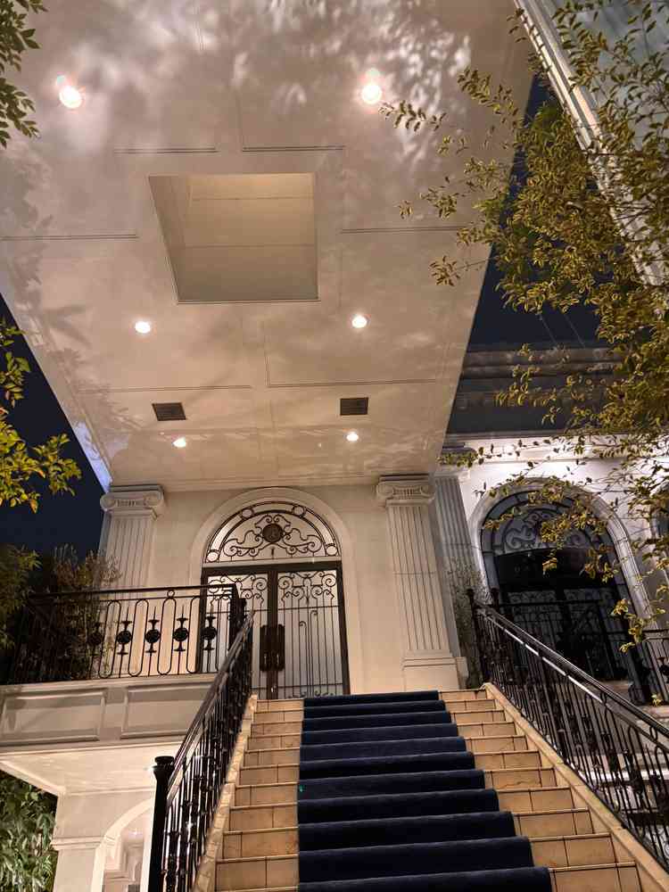 夜の外の階段です。明るい時と雰囲気が変わって、大人なイメージでした。夜の青いカーペットも素敵でした。