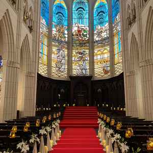 迫力満点なステンドグラスのチャペル。天井も高くて入った瞬間に思わず感動の声が漏れてしまいます。