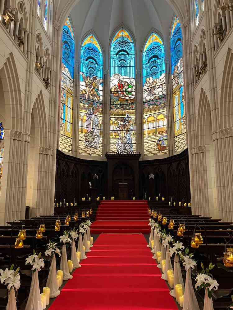 迫力満点なステンドグラスのチャペル。天井も高くて入った瞬間に思わず感動の声が漏れてしまいます。