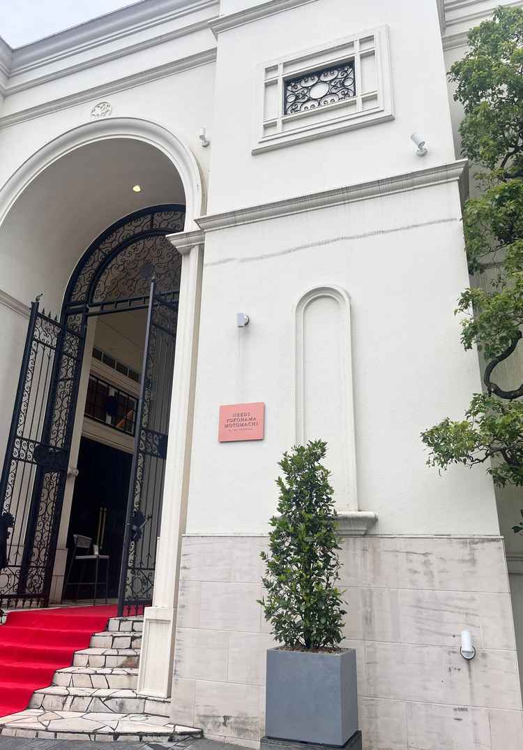 入口。階段部分にはスロープの設置可とのこと。