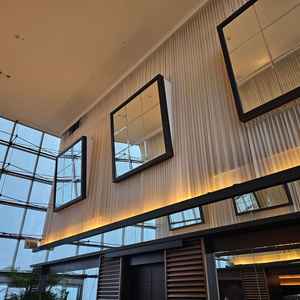 披露宴会場の写真、平日はレストランとのこと。天井高