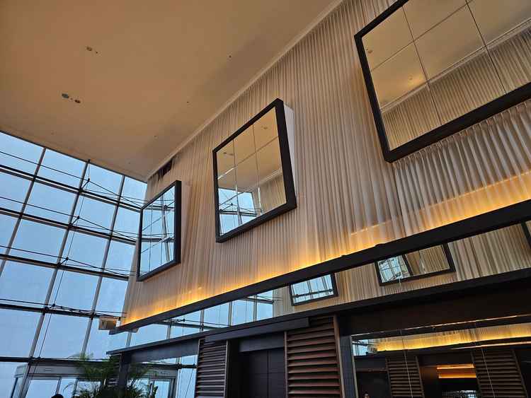 披露宴会場の写真、平日はレストランとのこと。天井高