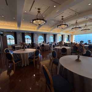 披露宴会場オーシャンブルー。こちらも海が臨める会場で、広さがありながら30名規模の披露宴も可能。