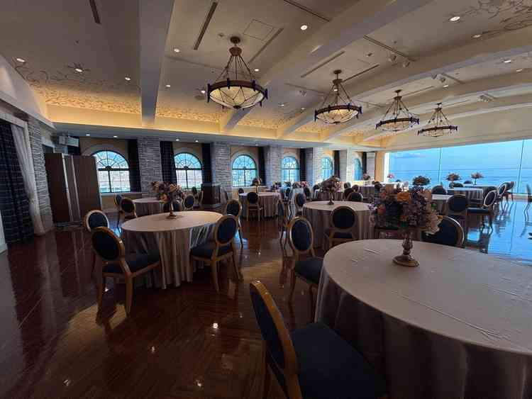 披露宴会場オーシャンブルー。こちらも海が臨める会場で、広さがありながら30名規模の披露宴も可能。