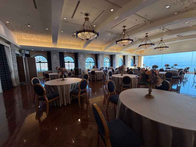披露宴会場オーシャンブルー。こちらも海が臨める会場で、広さがありながら30名規模の披露宴も可能。