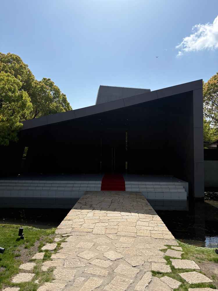 チャペルの入り口が珍しい形で美しい