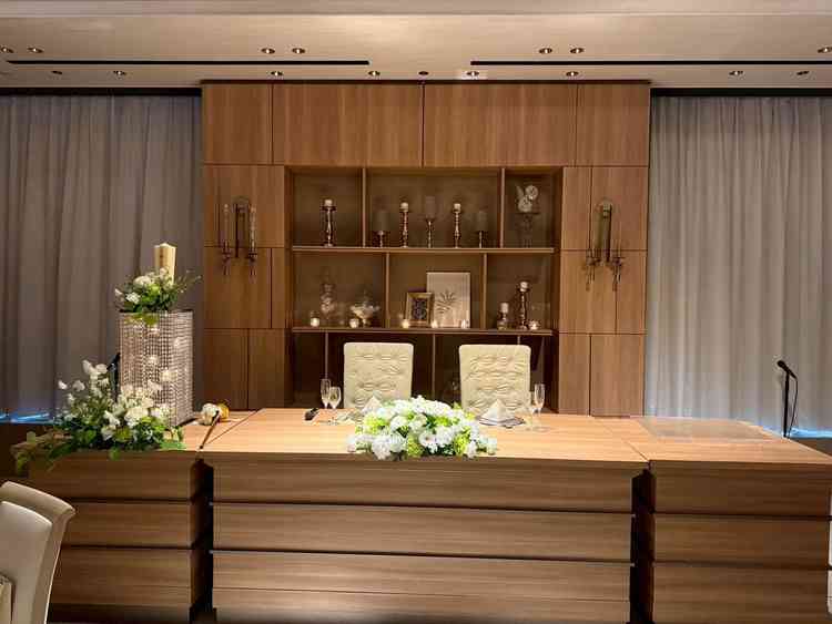 高砂は木目でシックなイメージでした。落ち着いた感じの披露宴があいそうと感じました。