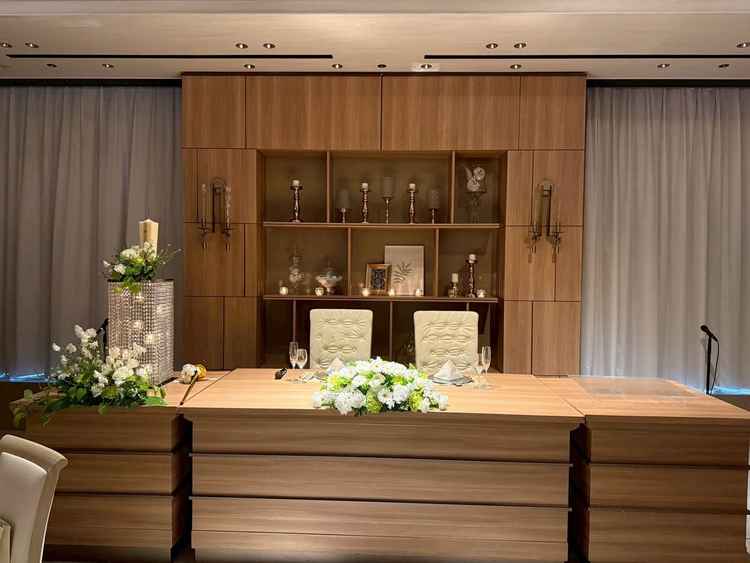 高砂は木目でシックなイメージでした。落ち着いた感じの披露宴があいそうと感じました。