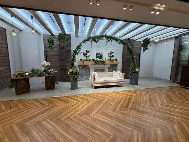 披露宴会場の屋内ガーデン。天候に影響されることなく、グリーン背景で写真を撮れるのが素敵だと思いました