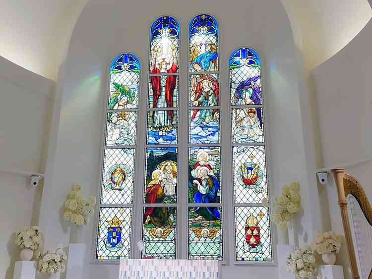 チャペルの豪華なステンドグラス