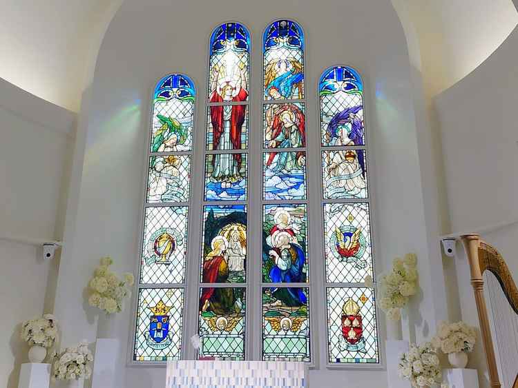 チャペルの豪華なステンドグラス