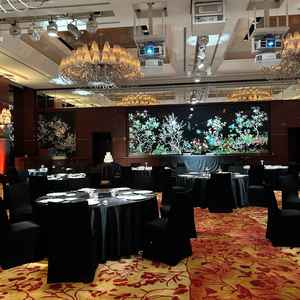 披露宴会場になります。プロジェクションマッピングも複数種類見せていただきどれも素敵でした。