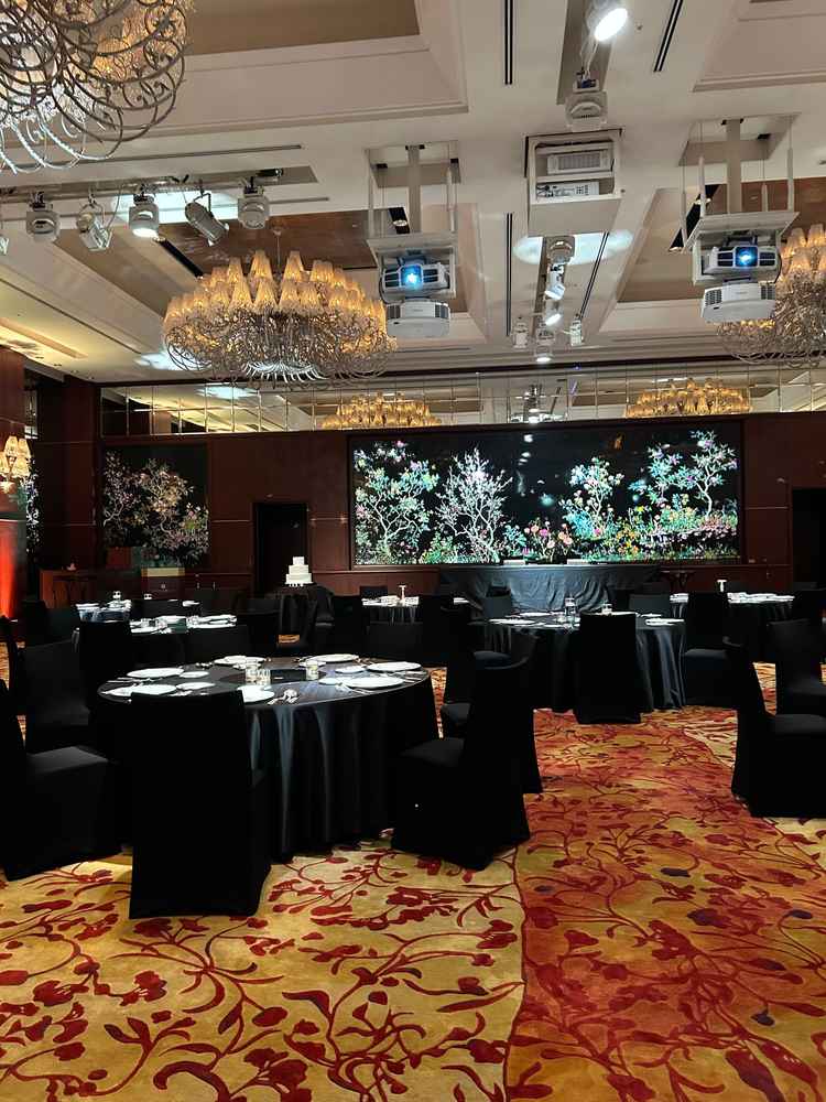 披露宴会場になります。プロジェクションマッピングも複数種類見せていただきどれも素敵でした。