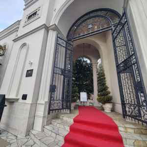 式場入口の凱旋門。正面に大きな木があり、中の様子を覗けなくなっている。