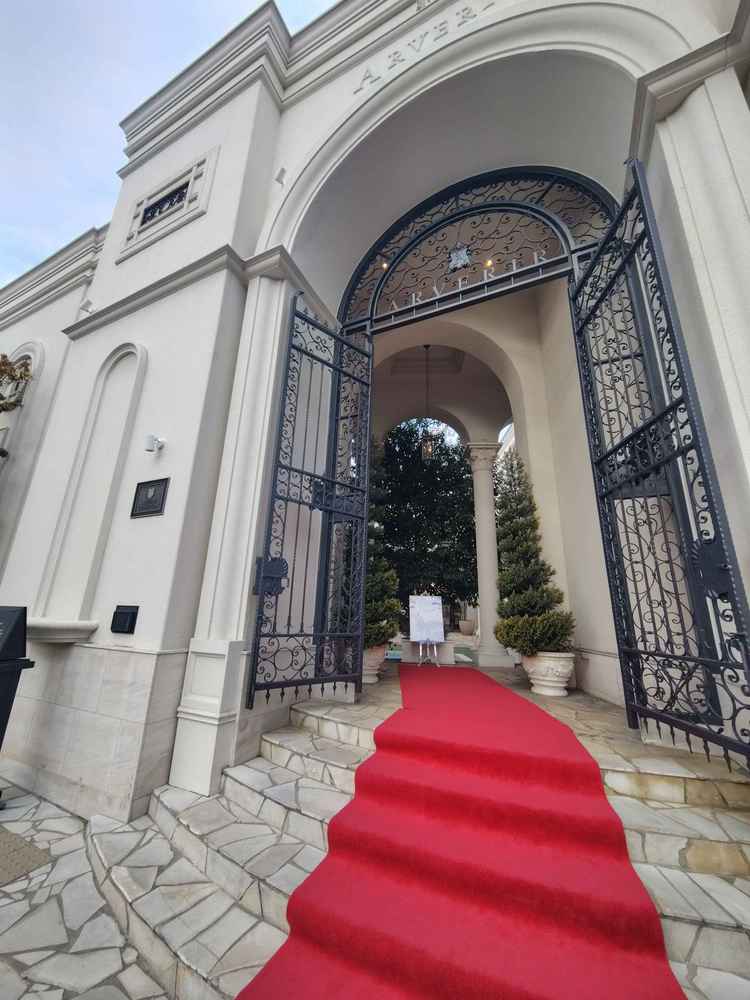 式場入口の凱旋門。正面に大きな木があり、中の様子を覗けなくなっている。