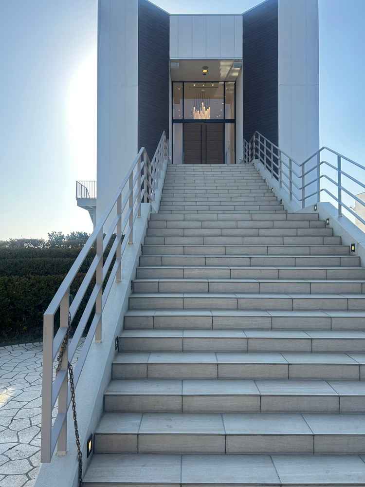 チャペル前の階段写真です。こちらでブーケトスやフラワーシャワーも可能でした。