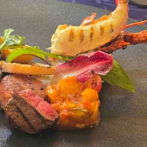 料理のメイン(伊勢海老と和牛ステーキ)