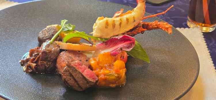 料理のメイン(伊勢海老と和牛ステーキ)