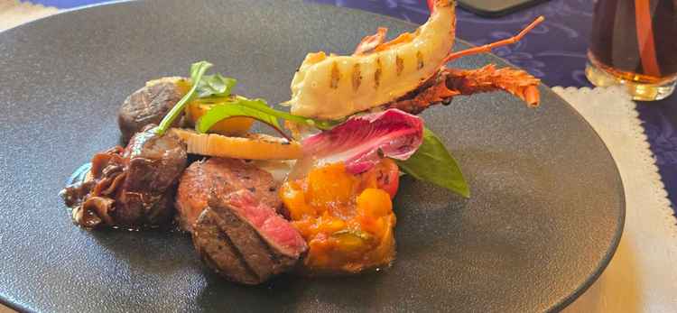 料理のメイン(伊勢海老と和牛ステーキ)