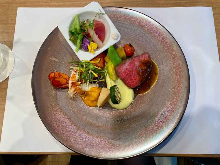 料理が非常に美味しかったです。各食材に添えられたソースの味が最高でした。