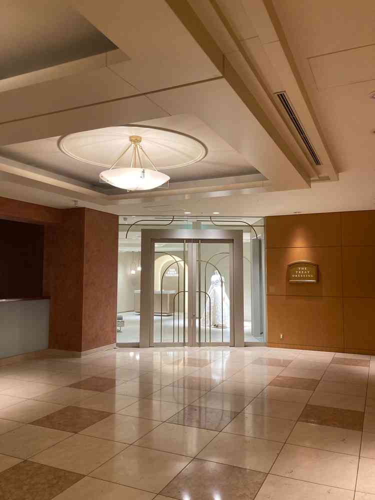 ウエディングサロンが併設されており、ウエディングドレスやタキシードがたくさんありました。