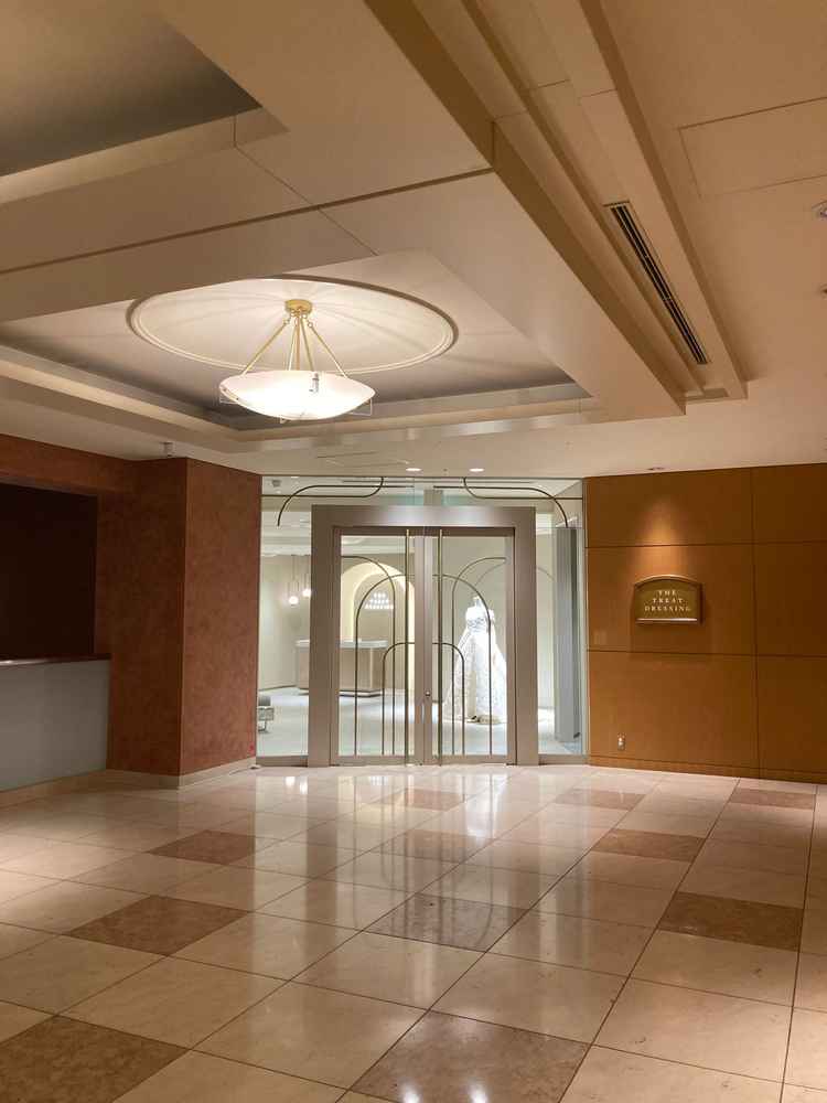 ウエディングサロンが併設されており、ウエディングドレスやタキシードがたくさんありました。