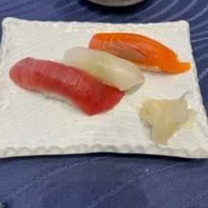 最も高額コース「花結」握り3種盛り。シャリは少なめだが、ネタがしっかりしている。