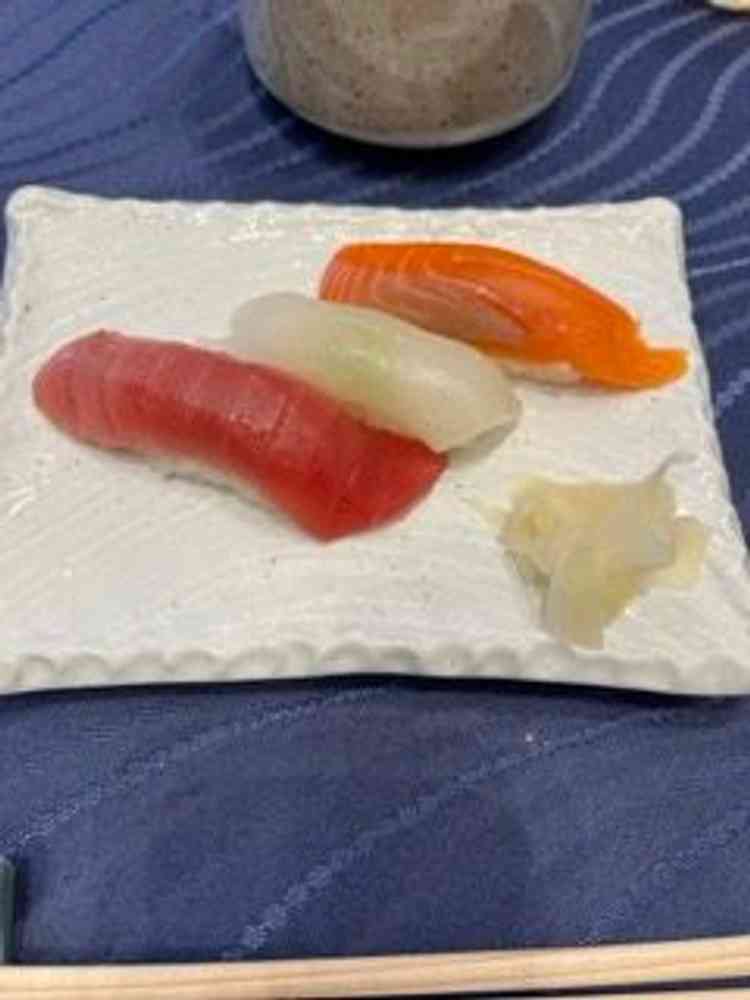 最も高額コース「花結」握り3種盛り。シャリは少なめだが、ネタがしっかりしている。