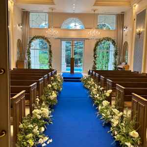 チャペル。基本でついてくるバージンロードのお花がとてもボリュームがありました。