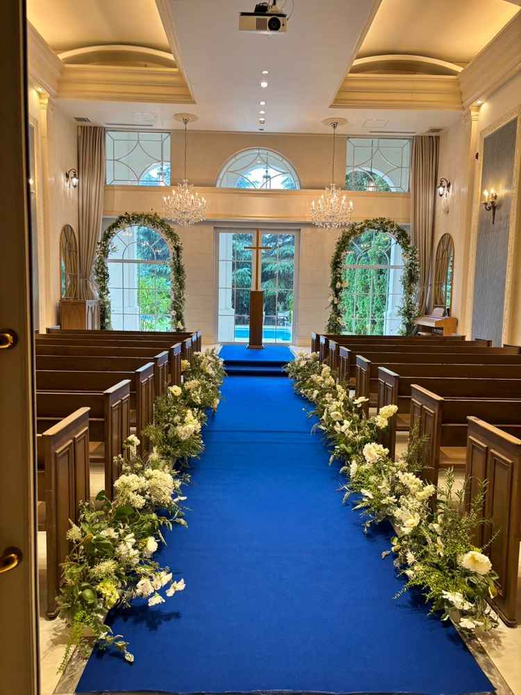 チャペル。基本でついてくるバージンロードのお花がとてもボリュームがありました。