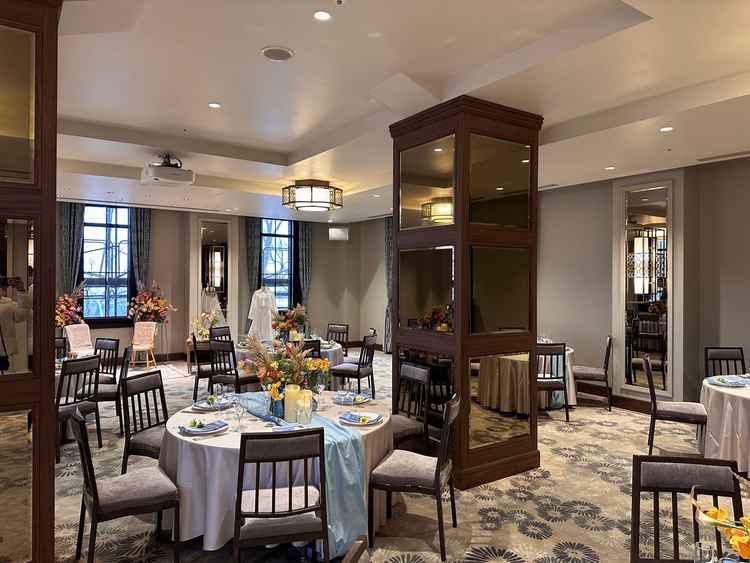 披露宴会場では窓から大阪城が見え、柱も鏡になっており、どこに座ってるゲストも見え良いと思いました