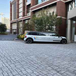 敷地内に入ると、リムジンがお出迎えしてくれました。聞き忘れてしまいましたが、新郎新婦は乗れるのかな？