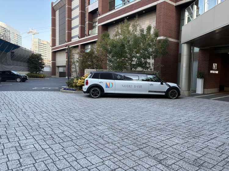 敷地内に入ると、リムジンがお出迎えしてくれました。聞き忘れてしまいましたが、新郎新婦は乗れるのかな？