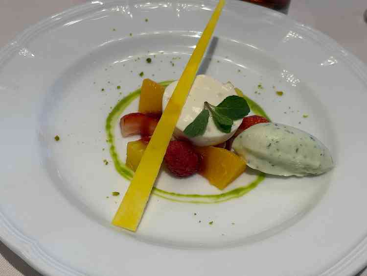 試食のデザート。おかゆのプリンと青じそのアイスクリーム。初めて食べる味だがおいしかった。