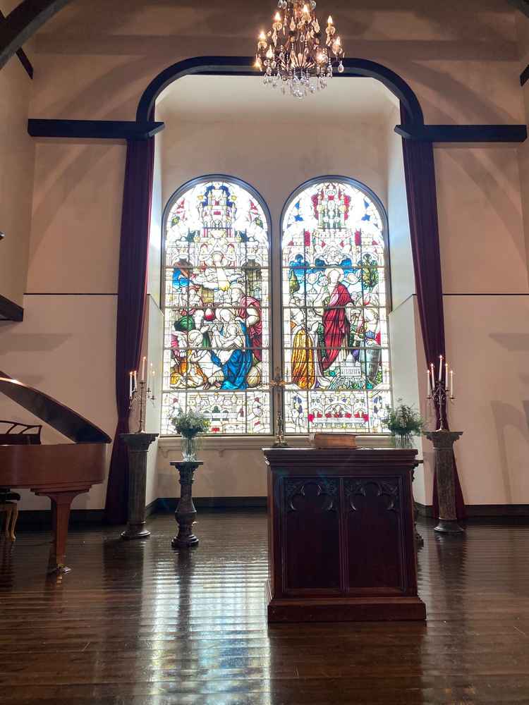 スタンドグラスの挙式会場が、素敵でした。また、ここ以外でも、どこでも挙式会場にできるのが驚きでした。