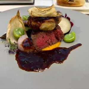 国産牛フィレ肉とフォアグラのポワレ トリュフソース。肉も柔らかく、シェフのこだわりが感じられる。