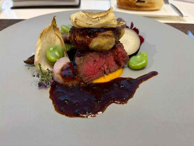 国産牛フィレ肉とフォアグラのポワレ トリュフソース。肉も柔らかく、シェフのこだわりが感じられる。