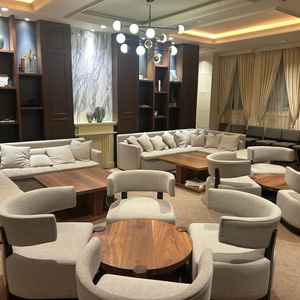 待合室。高さなど椅子もこだわりがあり。四人掛けがスタンダード