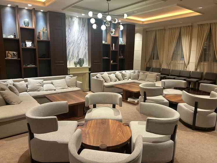 待合室。高さなど椅子もこだわりがあり。四人掛けがスタンダード