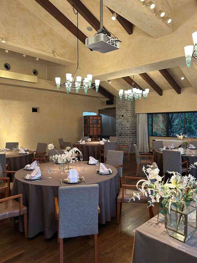 披露宴会場の客席です。落ち着いた雰囲気でとても綺麗でした。