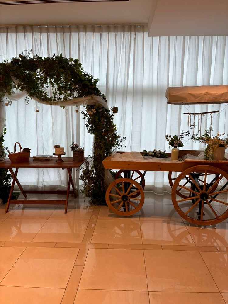 ナチュラルな木製のカートと植物の装飾