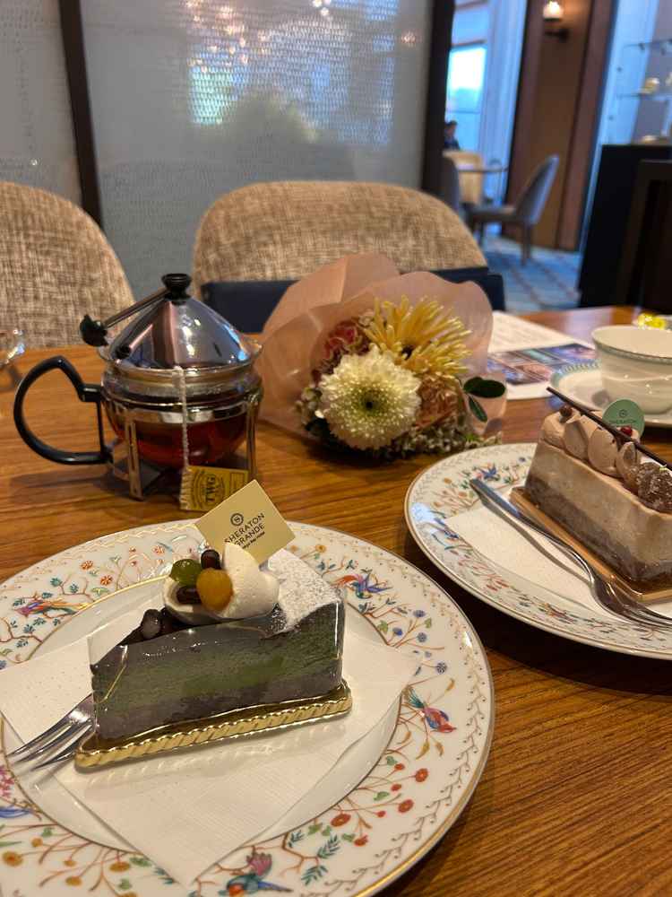 お花とケーキをいただきました。とても美味しかったです。
